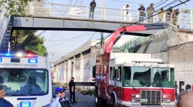 Hallan a hombre sin vida colgado de puente peatonal de CDMX