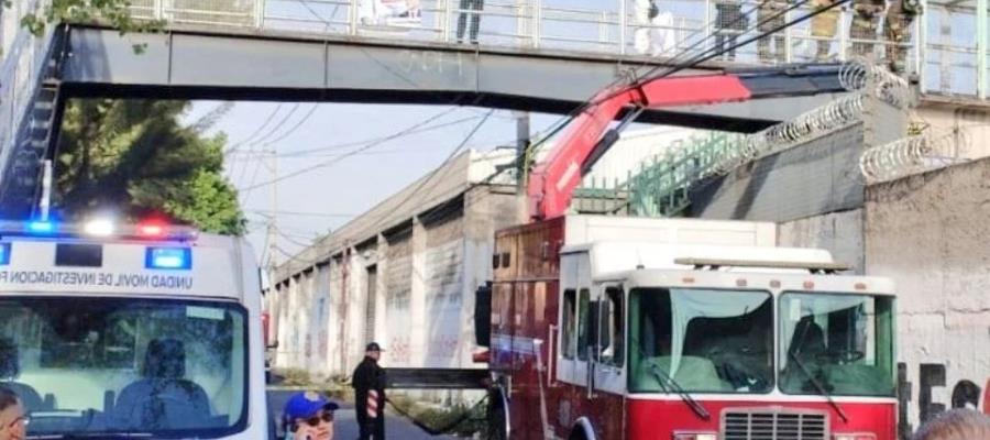 Hallan a hombre sin vida colgado de puente peatonal de CDMX