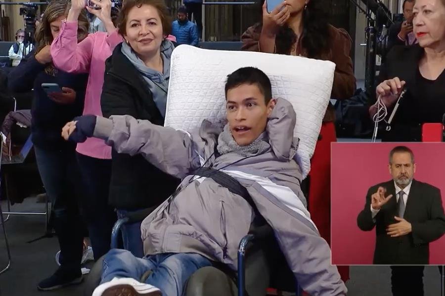 Activista con parálisis cerebral pide a AMLO albergue para jóvenes con discapacidad