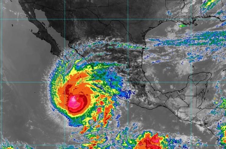 Alcanza huracán "Norma" categoría 4 en su avance por el Pacífico