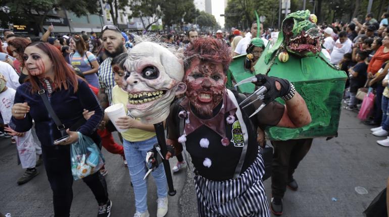 Llega el terror a calles de la CDMX; desfilan momias, fantasmas y zombis