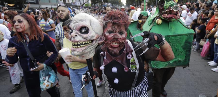 Llega el terror a calles de la CDMX; desfilan momias, fantasmas y zombis