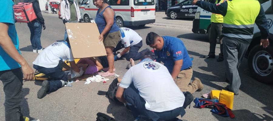 Automovilista embiste a motociclistas en Av. Universidad; hay 2 lesionados