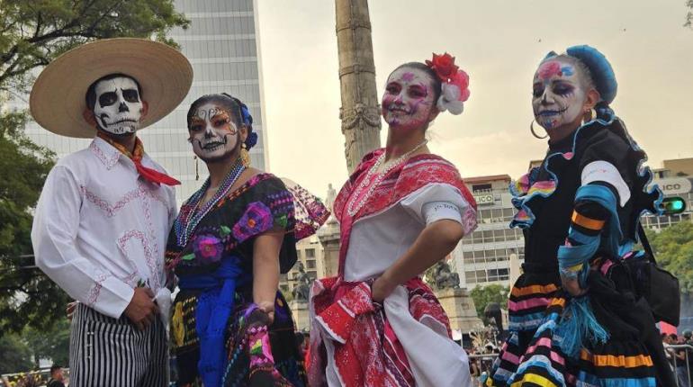 Se pasean cientos de catrinas por calles de la CDMX