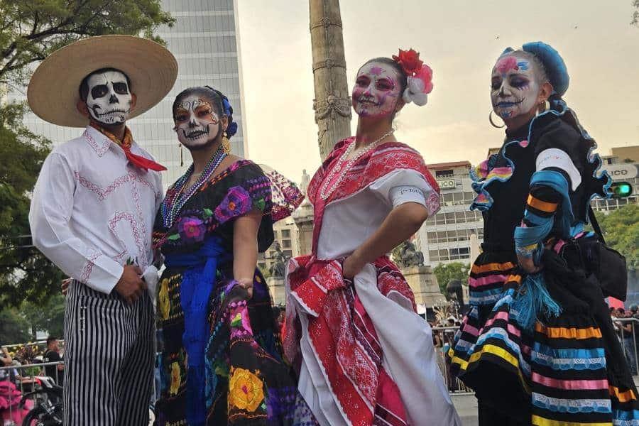 Se pasean cientos de catrinas por calles de la CDMX