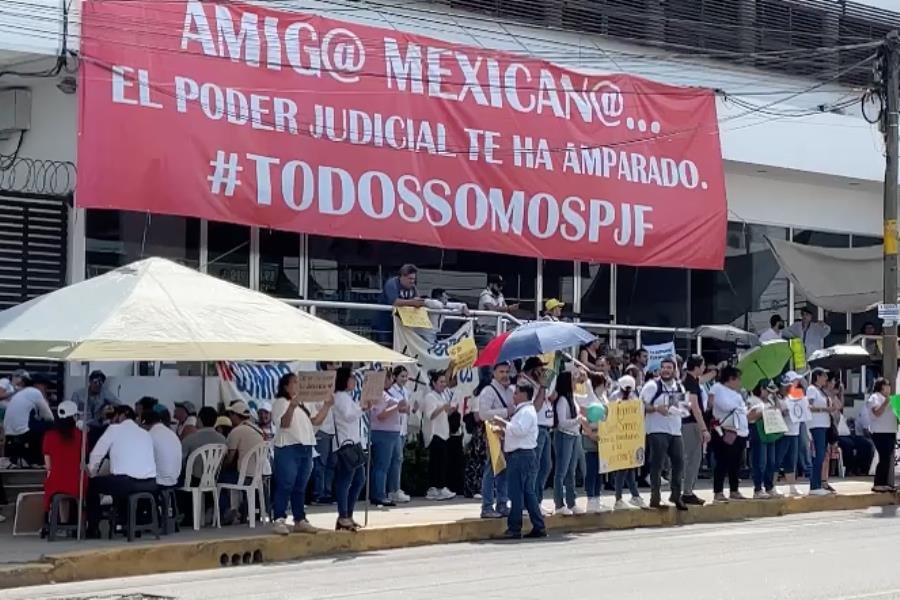 Mantienen trabajadores del Poder Judicial protesta en sede de Atasta en Villahermosa