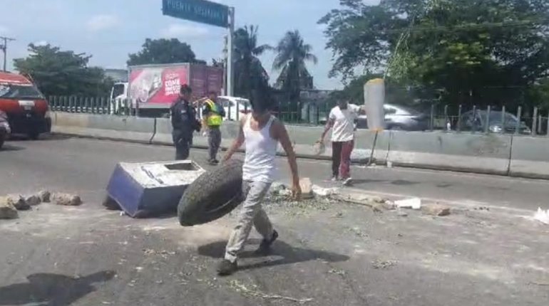 Padres de técnica 47 bloquean por 4 horas la Villahermosa-Macuspana