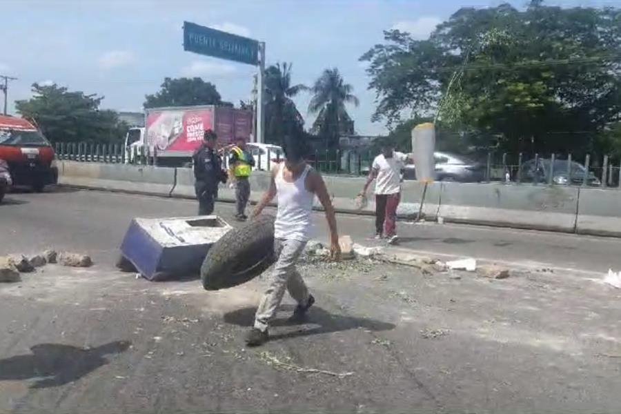 Padres de técnica 47 bloquean por 4 horas la Villahermosa-Macuspana