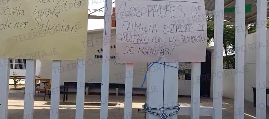 Protestan padres de telesecundaria de El Cedro a favor de operativo mochila