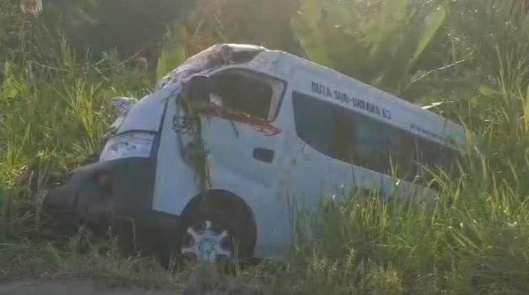 7 heridos deja volcadura de combi en la Villahermosa-Frontera