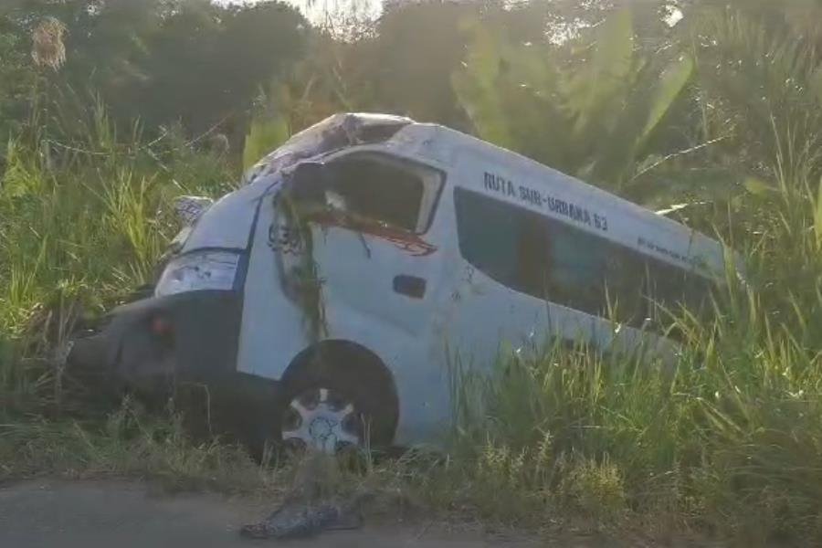 7 heridos deja volcadura de combi en la Villahermosa-Frontera