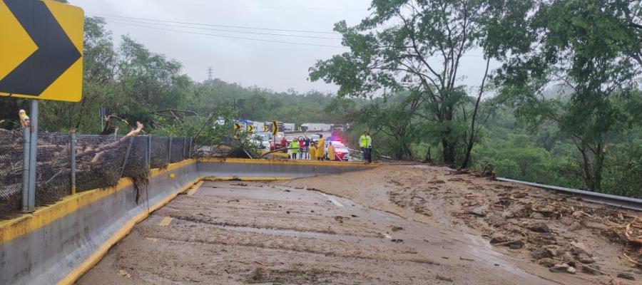 Comienza Acapulco con la evacuación de turistas