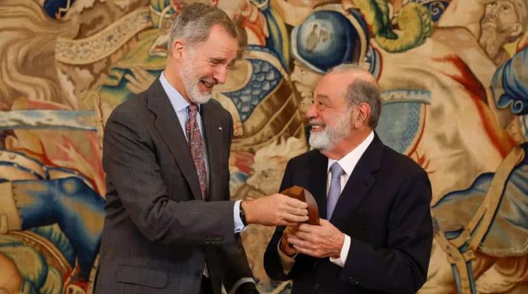 Rey de España entrega a Carlos Slim el "Premio Enrique V. Iglesias"