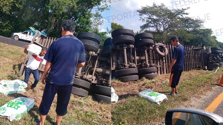 Rapiñan tráiler con harina en la Cárdenas-Villahermosa