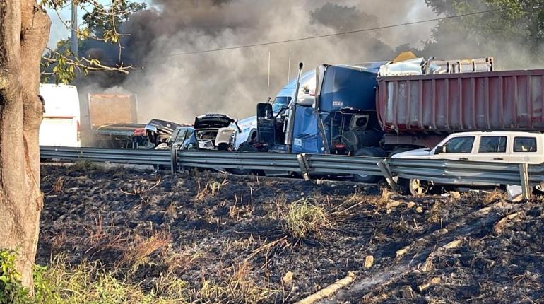 Se incendian 8 vehículos en la Cárdenas-Coatzacoalcos tras carambola