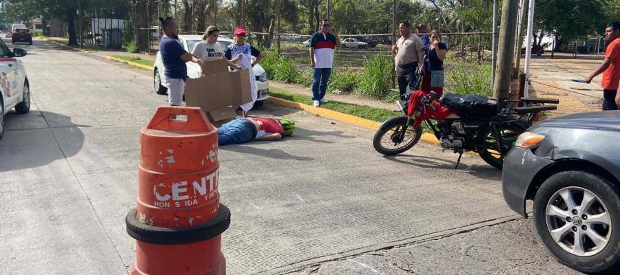 Derrapa motociclista en Av. Samarkanda, resulta lesionado 