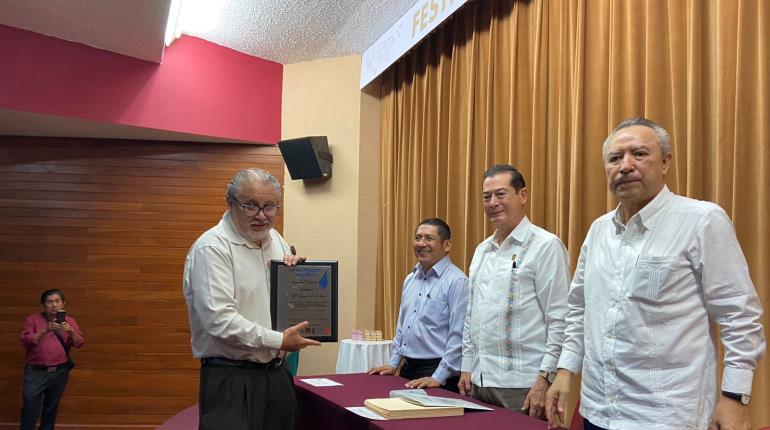 Ramsés Pech galardonado por trayectoria con placa ´Vidas que Alumbran´