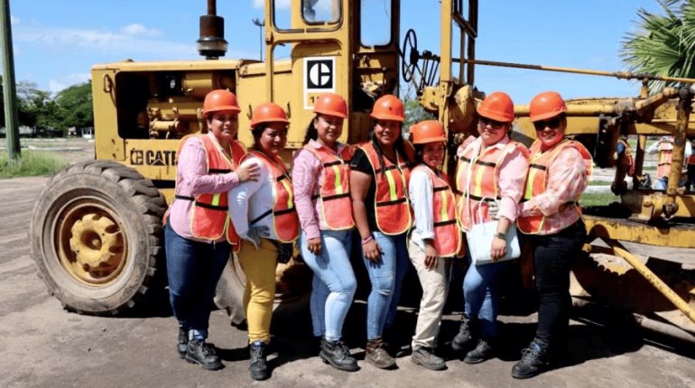 Concluyen 35 mujeres capacitación de CMIC para manejo de motoconformadora en Centro