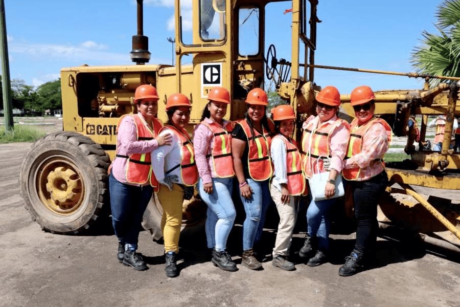 Concluyen 35 mujeres capacitación de CMIC para manejo de motoconformadora en Centro