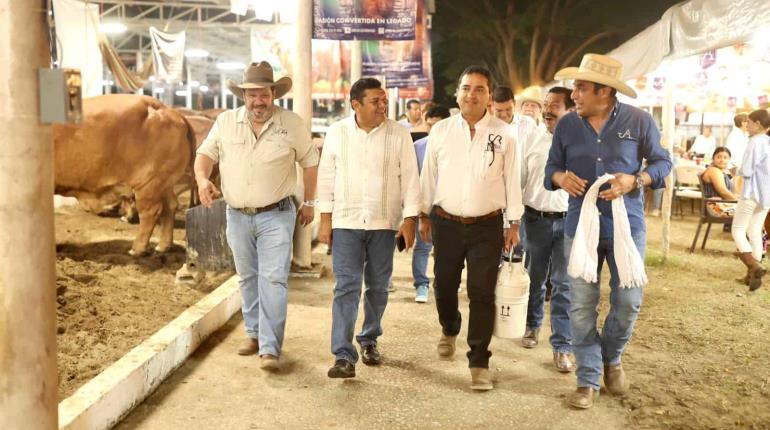 Convive May con ganaderos en la Primera Muestra Mexicana de Cebú