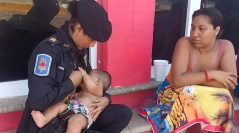 Mujer policía de la CDMX amamanta a bebé damnificado en Guerrero