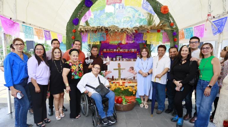 Inauguran altar conmemorativo del Día de Muertos en Palacio Municipal de Centro