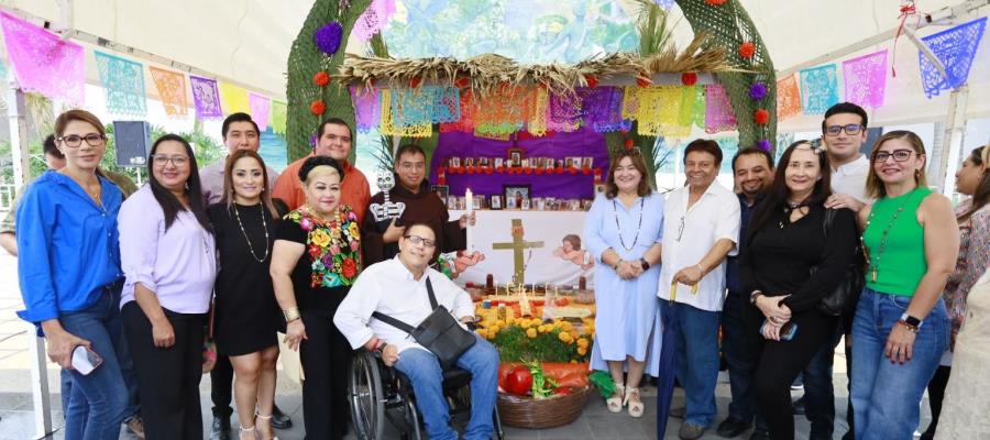 Inauguran altar conmemorativo del Día de Muertos en Palacio Municipal de Centro