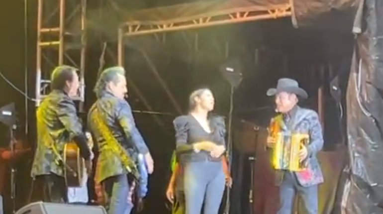 En polémica gobernadora de Colima por cantar corrido junto a Los Tigres del Norte