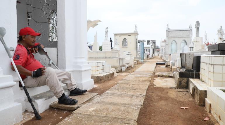 Nebulizan panteones de Centro, en víspera del Día de Muertos