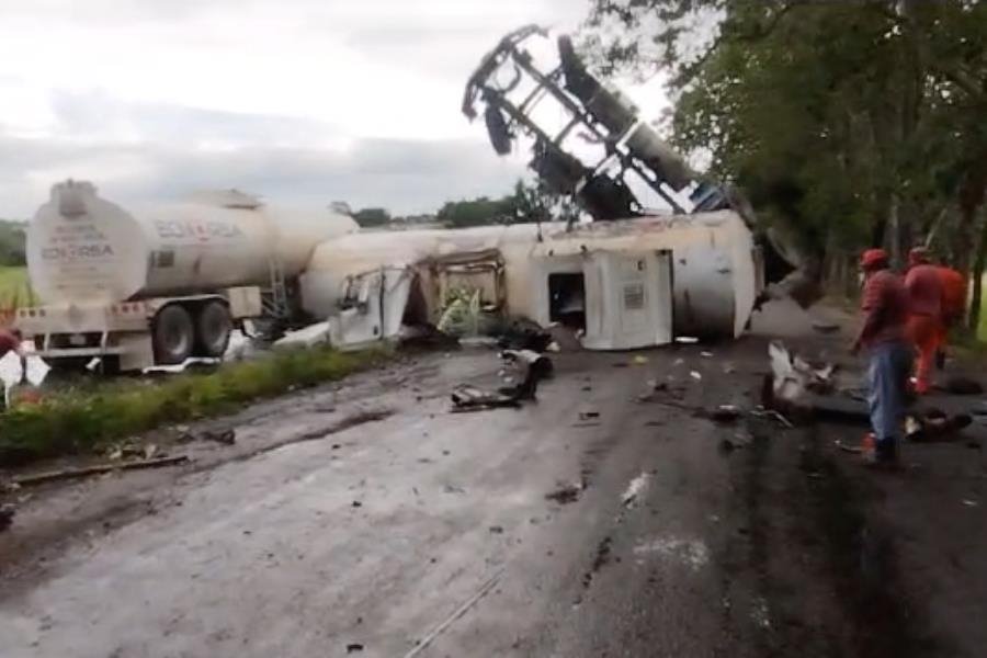 Vuelca pipa en la vía corta Comalcalco-Cunduacán y paraliza la circulación