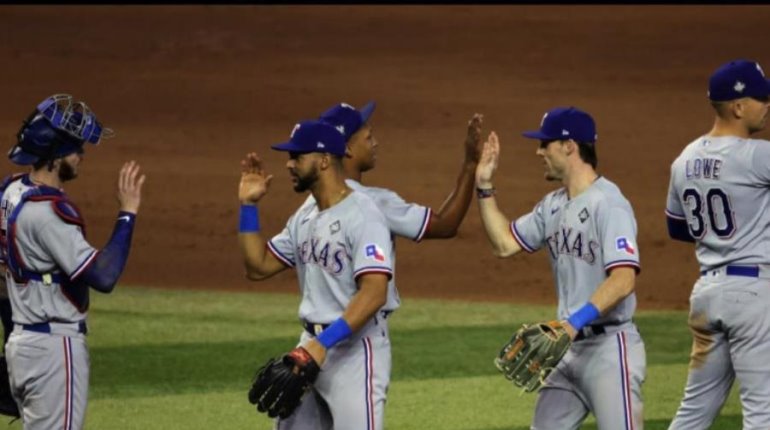 Rangers apalea a Arizona y se pone a un juego de ganar la Serie Mundial