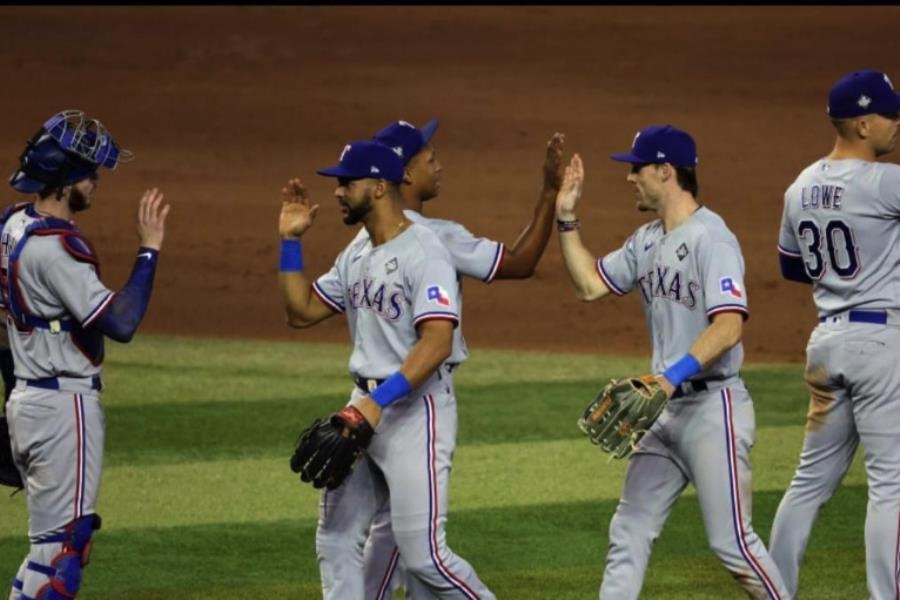 Rangers apalea a Arizona y se pone a un juego de ganar la Serie Mundial