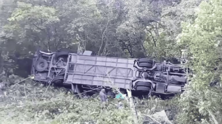 Un muerto y 25 heridos deja volcadura de autobús en la Tlaxiaco-Putla en Oaxaca