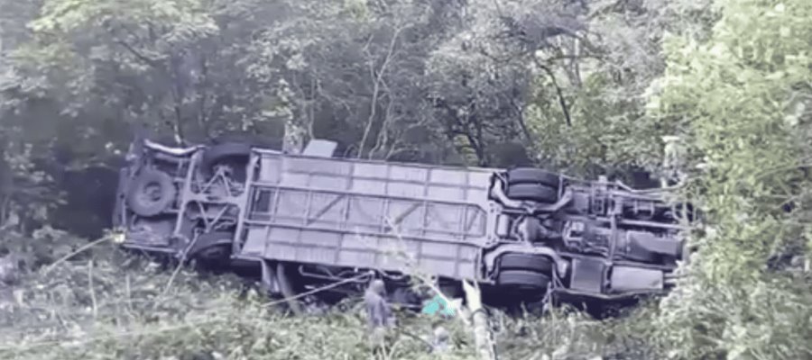 Un muerto y 25 heridos deja volcadura de autobús en la Tlaxiaco-Putla en Oaxaca