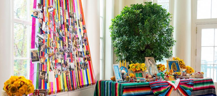 Colocan ofrenda por Día de Muertos en la Casa Blanca