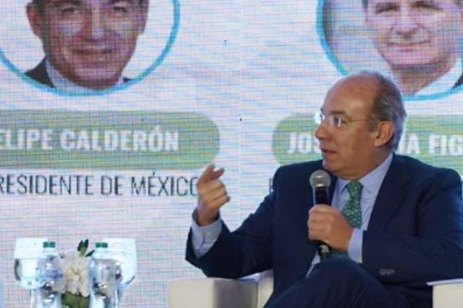 Democracia en México está en peligro y a punto de caer: Calderón