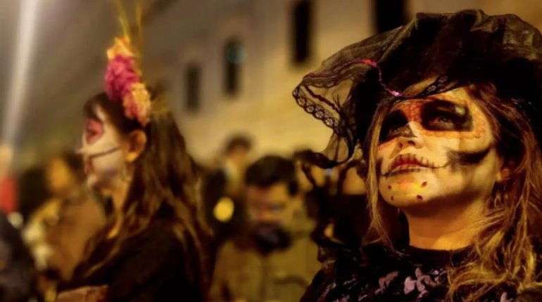 Desfilan Catrinas en Madrid previo al Día de Muertos