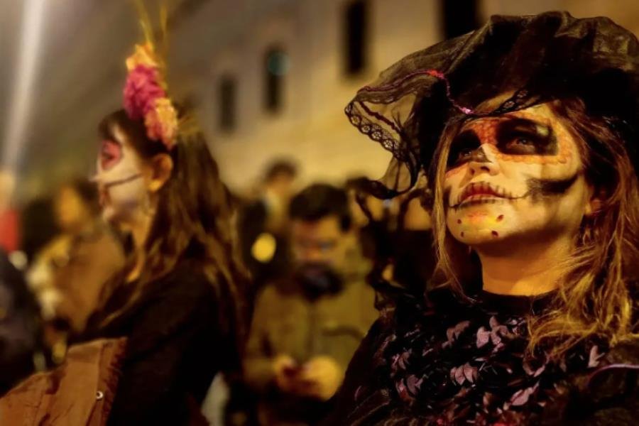 Desfilan Catrinas en Madrid previo al Día de Muertos