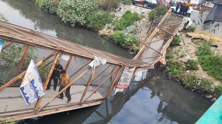 Se desploma puente peatonal frente panteón Los Rosales en Edomex