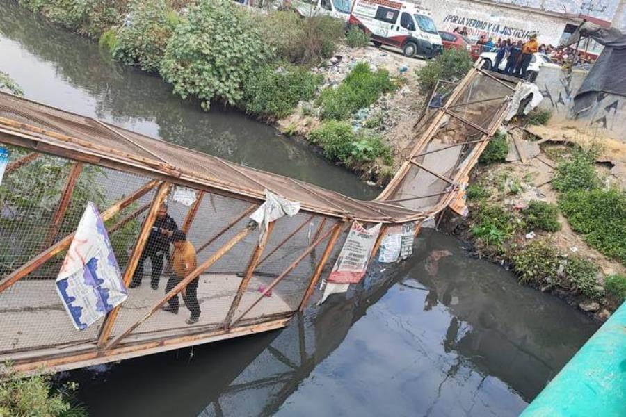 Se desploma puente peatonal frente panteón Los Rosales en Edomex