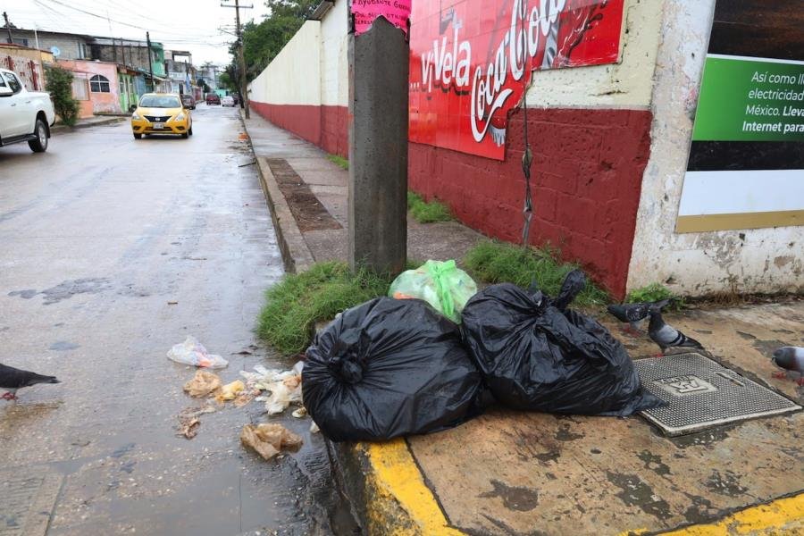 Habitantes de Centro sacan basura pese advertencia de suspensión del servicio