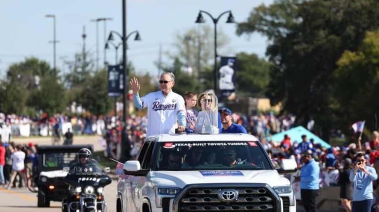 Rangers de Texas reúne a más de 500 mil aficionados en recorrido de celebración del título de Serie Mundial