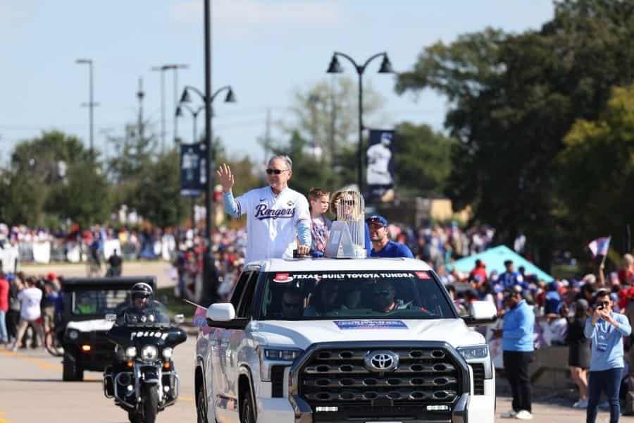 Rangers de Texas reúne a más de 500 mil aficionados en recorrido de celebración del título de Serie Mundial