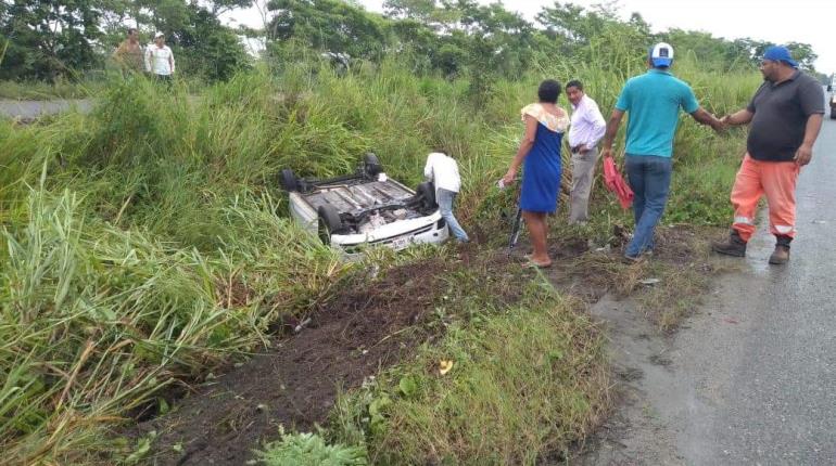 Por esquivar a motociclistas, automovilista terminó volcada en la vía corta Cunduacán-La Isla 