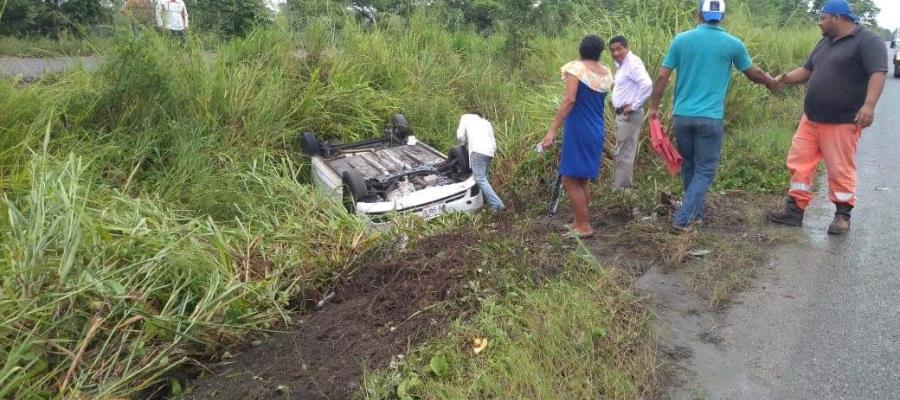 Por esquivar a motociclistas, automovilista terminó volcada en la vía corta Cunduacán-La Isla 