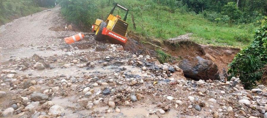 Reportan deslizamiento de tierra y socavones en Tacotalpa por frente frío 