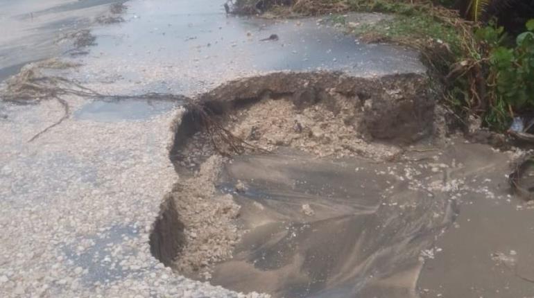 Habitantes de El Alacrán incomunicados por deslaves carreteros