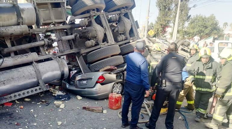 Tráiler cae de puente en la Cuautitlán-Tlalnepantla en Edomex y aplasta varios autos