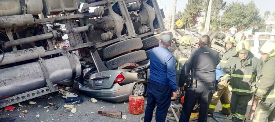 Tráiler cae de puente en la Cuautitlán-Tlalnepantla en Edomex y aplasta varios autos