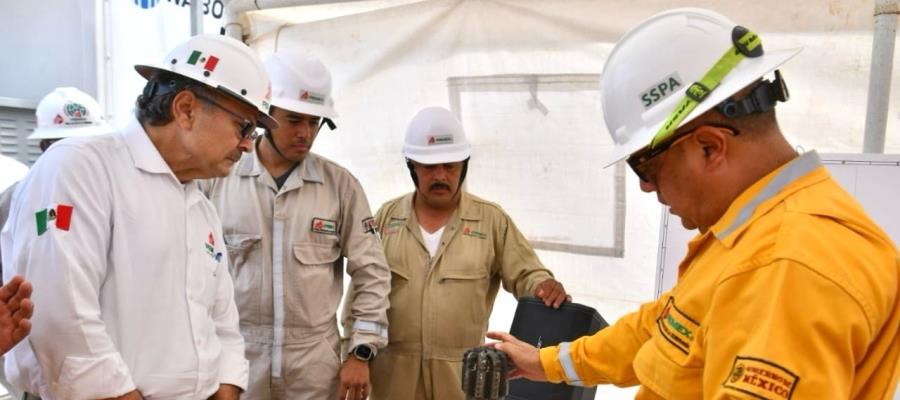 Supervisa Octavio Romero desarrollos de campos petroleros en Huimanguillo